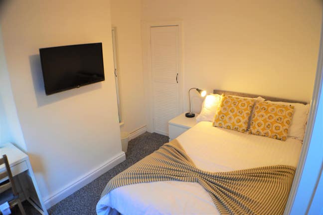 Lovely Double Room - Walk to Oracle/Town/Station Main Photo