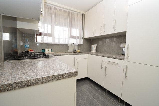 Large private room overlooking London Main Photo