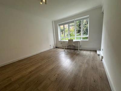 3 bedroom flat to rent in Kilburn Vale Main Photo