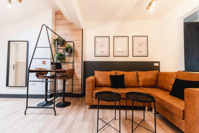 High Quality New Double En-suite Room Main Photo