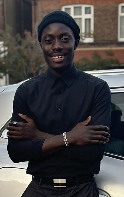 I am a professional male aged 25. I am lookin... Main Photo