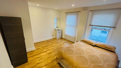 Bright Spacious Doubles -Newly Renovated - CR0 Main Photo