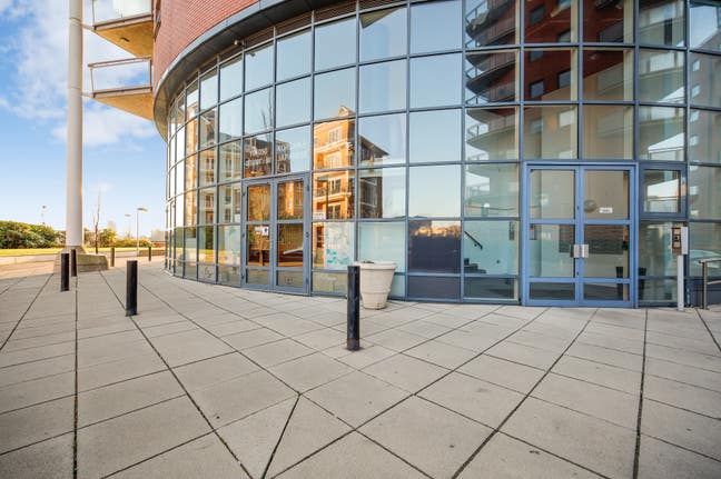 Modern Riverside 3Bed in Canary Wharf – Amenities! Main Photo