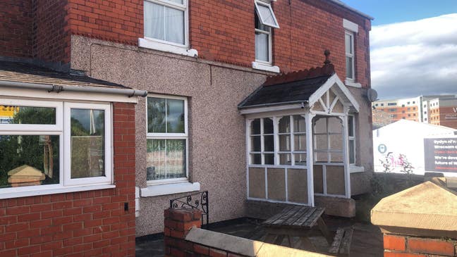 Large ground floor room to rent in student house Main Photo
