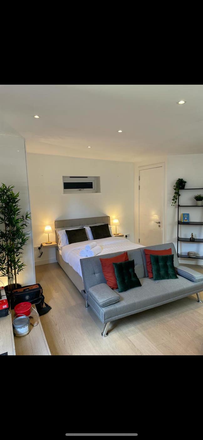 Double room with own bathroom! bills included!  Main Photo