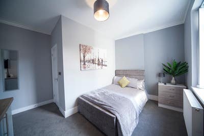 Spacious En-Suite room in very modern house! Main Photo