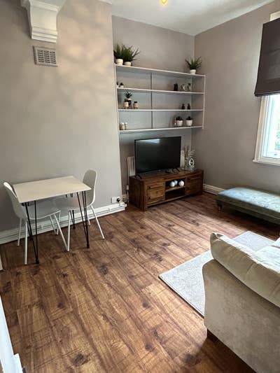 Beautiful 1 bed apartment in Kensington Olympia  Main Photo