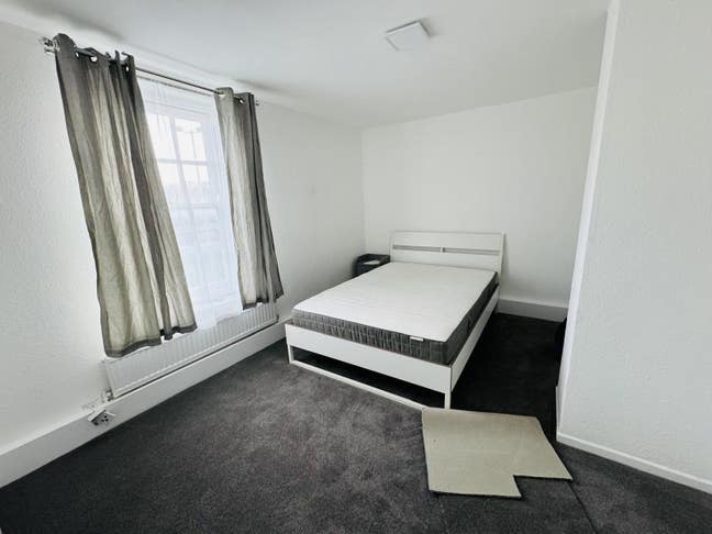 Newly Refurbished 3 bed Flat Available!!! Main Photo
