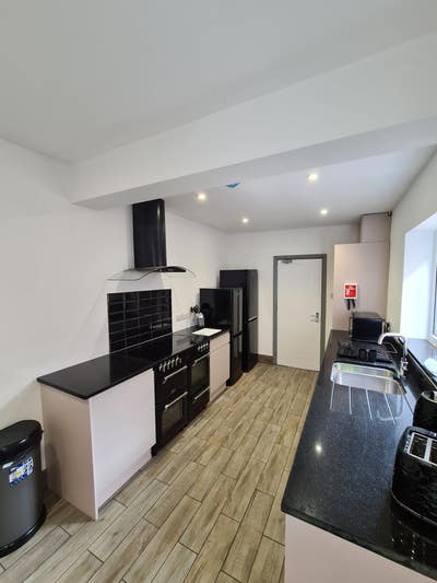 Single room available in town area 100pw Main Photo
