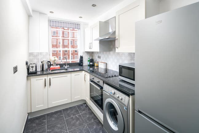 Lovely  bright room near Hyde Park Main Photo