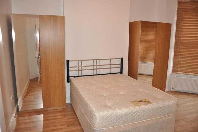  Large Double Bedroom in a Clean Friendly House Main Photo
