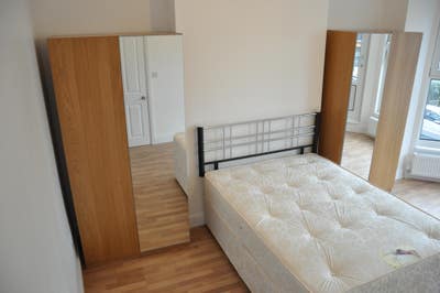  Large Double Bedroom in a Clean Friendly House Main Photo