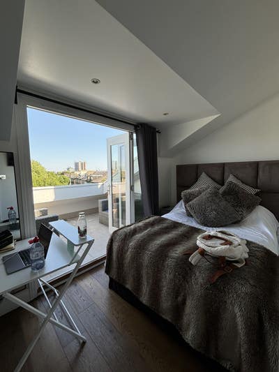 Double room with balcony in Belsize Park Main Photo