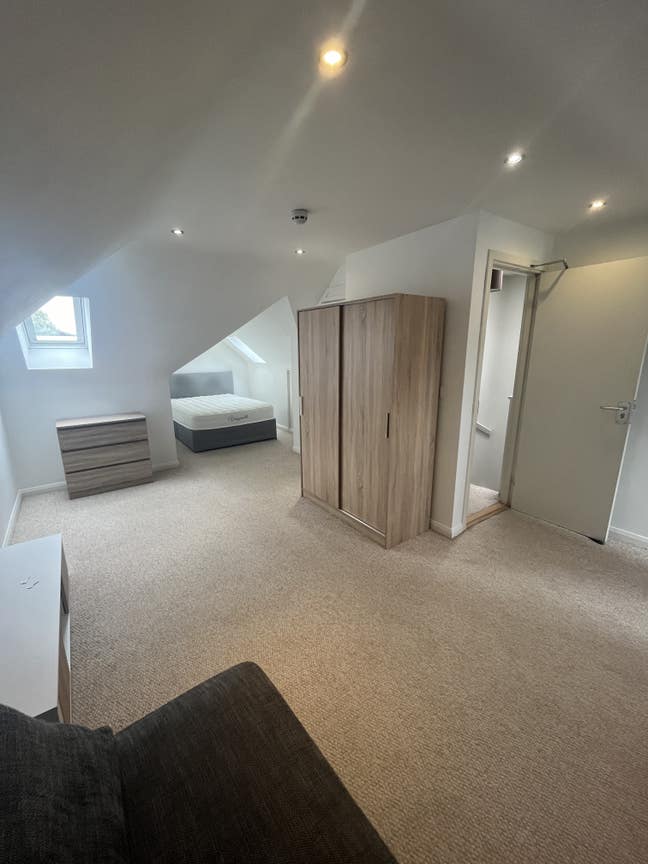 **COUPLES** and singles Huge ensuite room  Main Photo