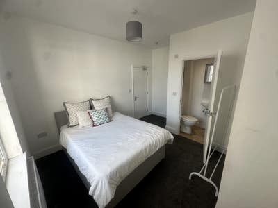 Double en-suite rooms available now Main Photo
