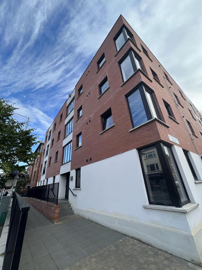 Small double room 15mins away from city center Main Photo