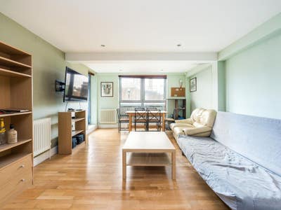 Three Bed Two Bath Modern Flat with Terrace Main Photo