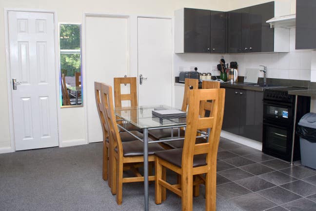 Large 2 bedroom Apartment, Torquay incl ALL Bills Main Photo