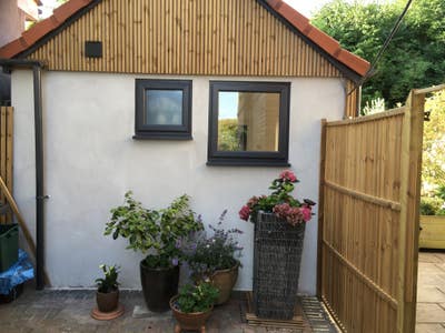 Self contained garden annexe - own entrance Main Photo