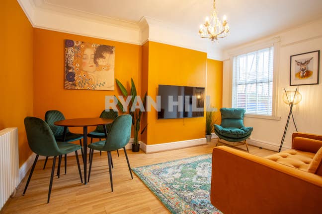 Modern bright living Main Photo