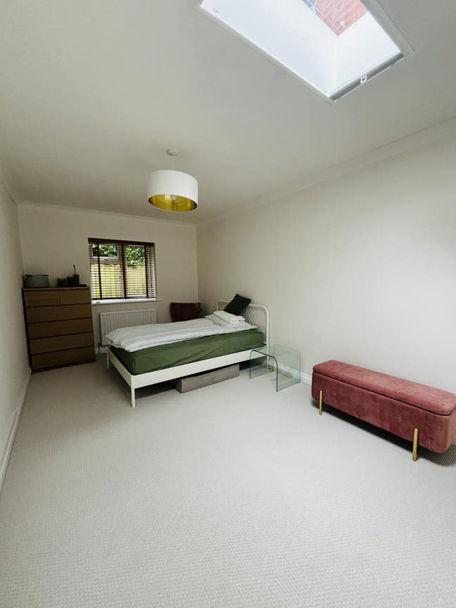 Very large double room in garden flat Main Photo