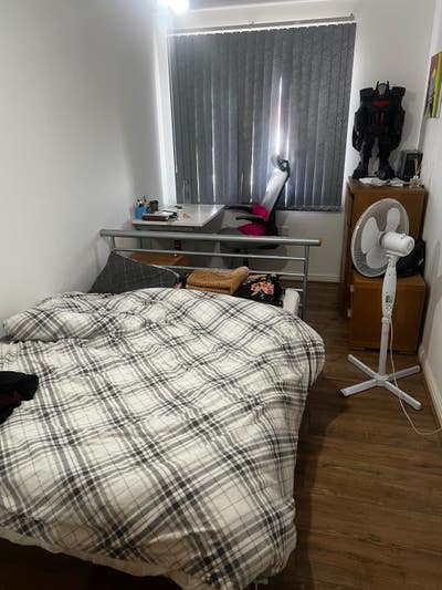 Spacious double room on feltham high street  Main Photo