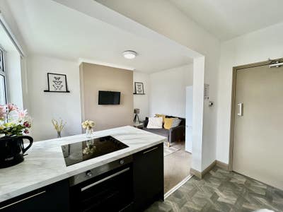 A Proper Home for Professionals! Main Photo