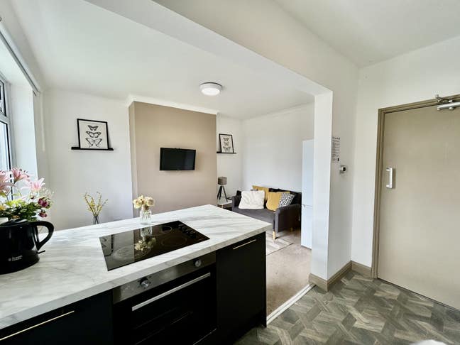 A Proper Home for Professionals! Main Photo