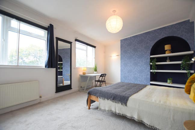 *** Spacious Room - 1 mins from tube station *** Main Photo