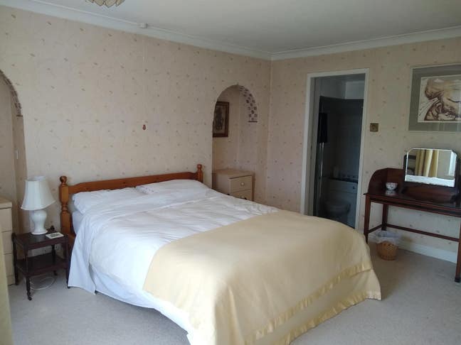Comfortable room in friendly household Main Photo