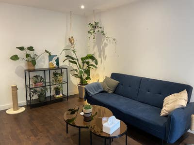 Cozy En-suite Room in a  Large Two-Story Flat  Main Photo