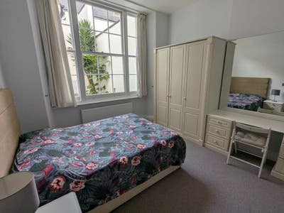 Ensuite Room in spacious Paddington Flat Main Photo