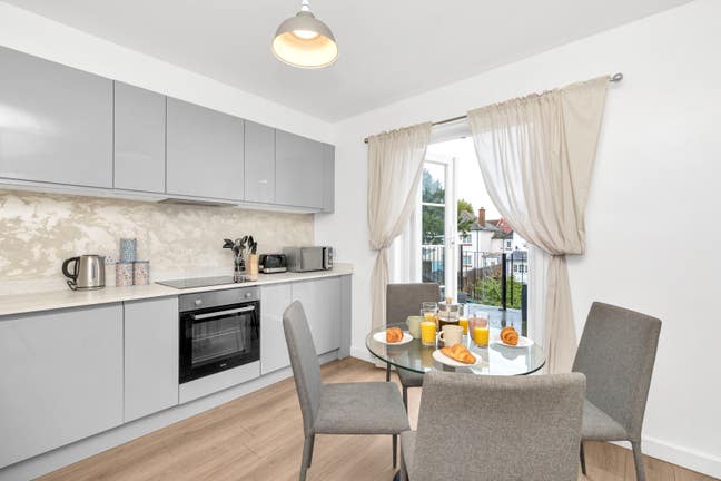 Modern & Bright 3 bedroom flat in Tooting, Zone3 Main Photo