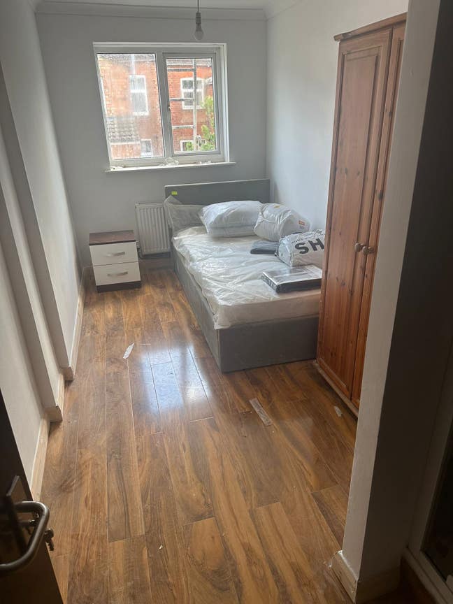 Single room - refurbished room with shower Main Photo