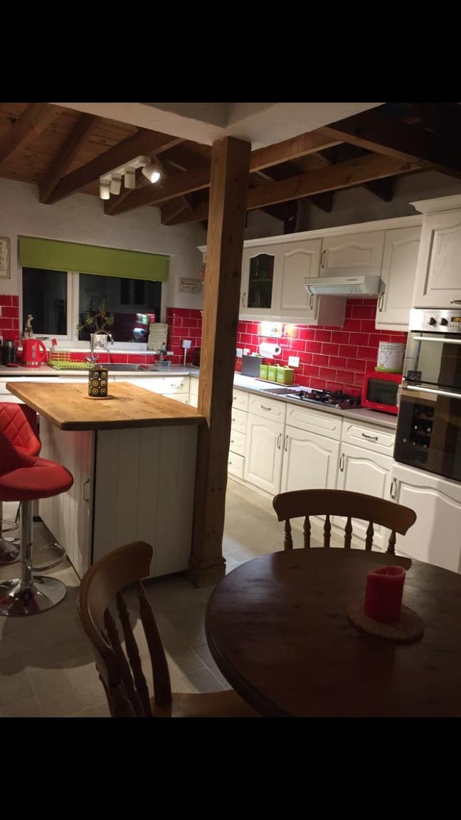 1 room available in family home in Bushey Main Photo