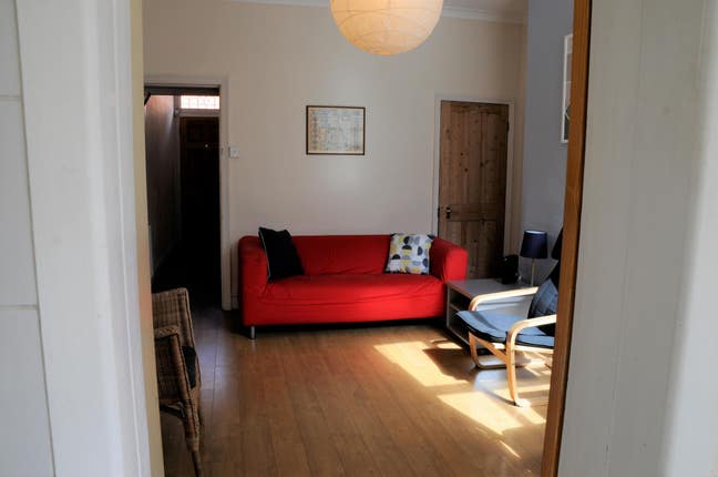 (B) no deposit, 1/2 rent Sept, near uni & park Main Photo