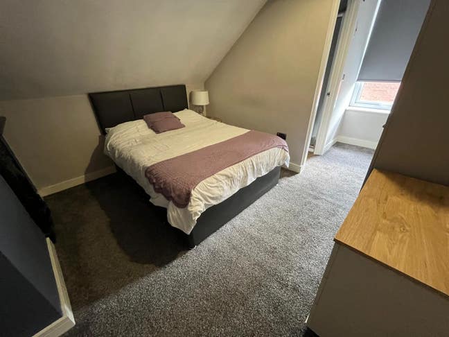 Spacious En Suite Bedroom Available Now Main Photo