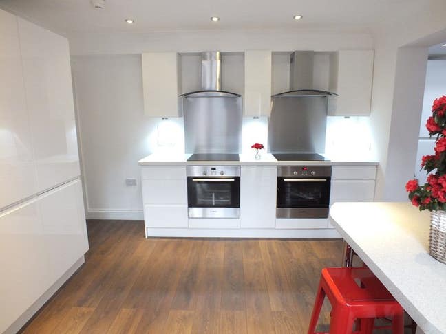 Professional House in Shinfield close to M4 Main Photo
