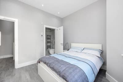 Modern 1 Double Bedroom Fully Furnished en-suite Main Photo
