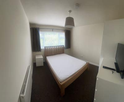 Double Room Horley  Town Centre  Main Photo