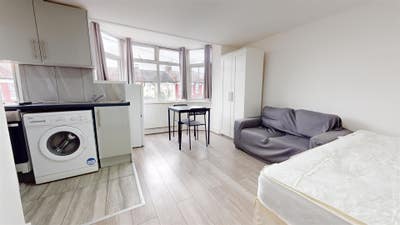 Spacious Studio Flat In Dollis Hill  Main Photo