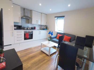 Bright Two bedroom Flat, 7 mins Shepherds bush Main Photo