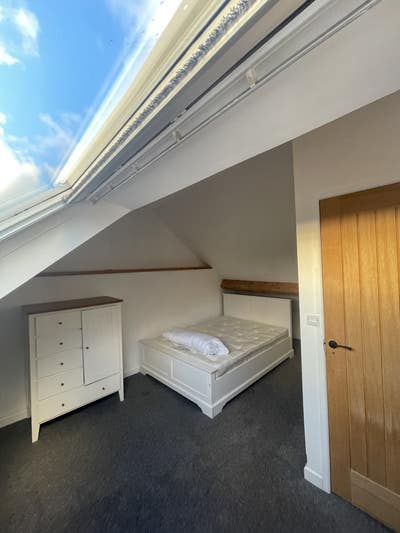Large loft room close to town & beaches   Main Photo