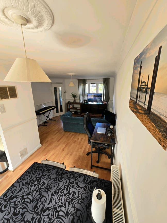 Renting a room in a relaxed house + Great location Main Photo
