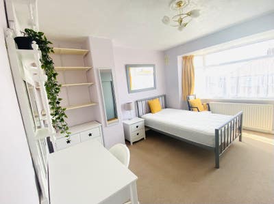 Double Room in a semi detached house with driveway Main Photo