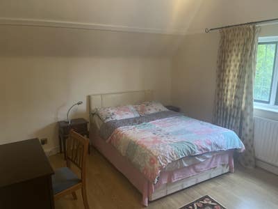 En-suite Room for rent in luxury house Main Photo