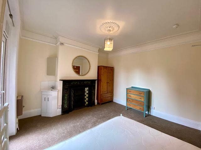 Double Rooms & Studio Flat Available in Yeovil Main Photo