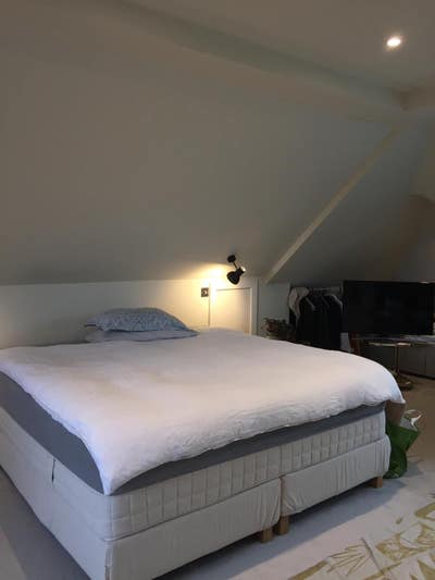 Large en-suite bedroom in family house Main Photo