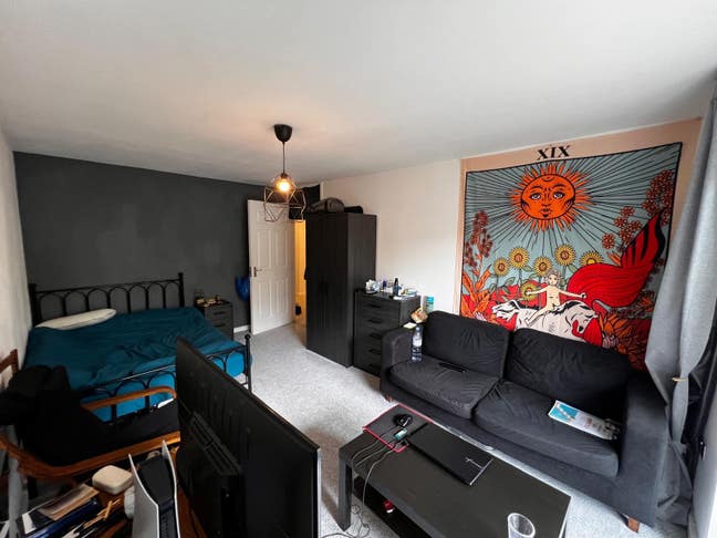 Bright Double w/ Pvt Balcony in a 3 Bed Flat in CW Main Photo