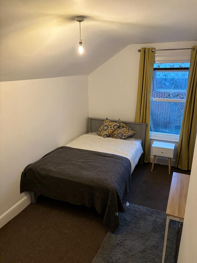 2 spacious double room available   Main Photo